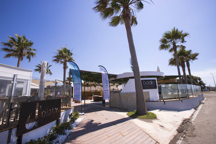 El chiringuito Oleaje, reconvertido en el Badía Beach Club, prevé abrir sus puertas mañana viernes. 