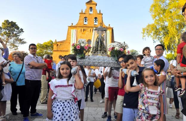 Los más pequeños disfrutaron de poder portar la imagen de la Patrona de la ciudad.