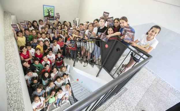 Los 75 alumnos que han participado en el proyecto, en las escaleras del centro