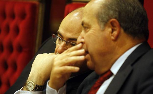 Sebastián Pérez con el entonces alcalde del PP José Torres Hurtado, durante un pleno municipal.