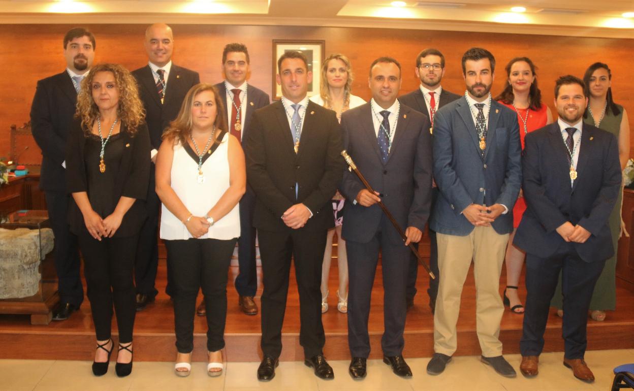 Los ediles posan tras el pleno de investidura de Francisco Rodríguez. 