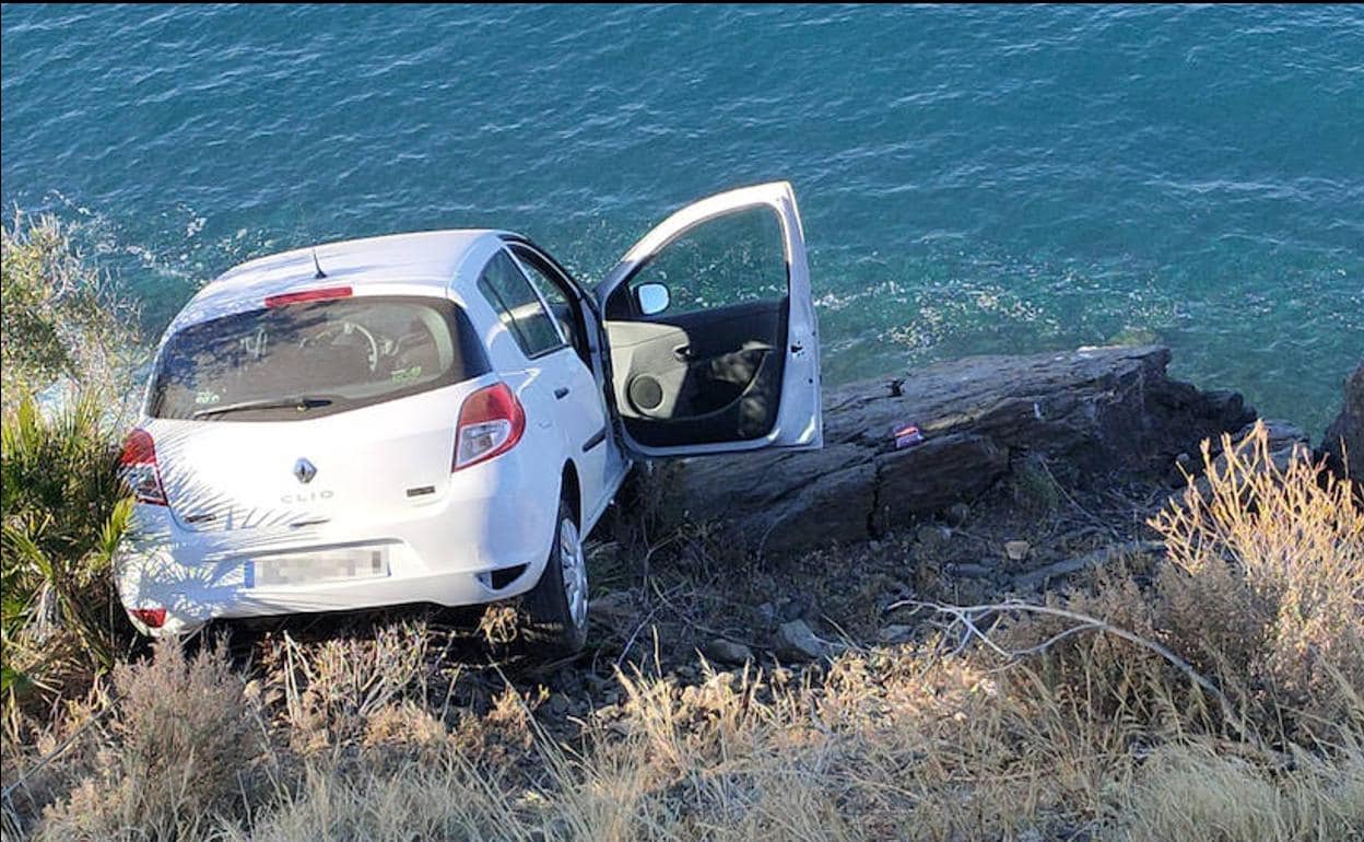 El coche se quedó a ras del acantilado.