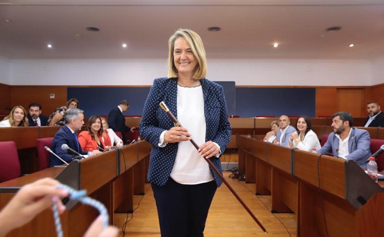 Luisa García Chamorro con el bastón de mando de alcaldesa. 