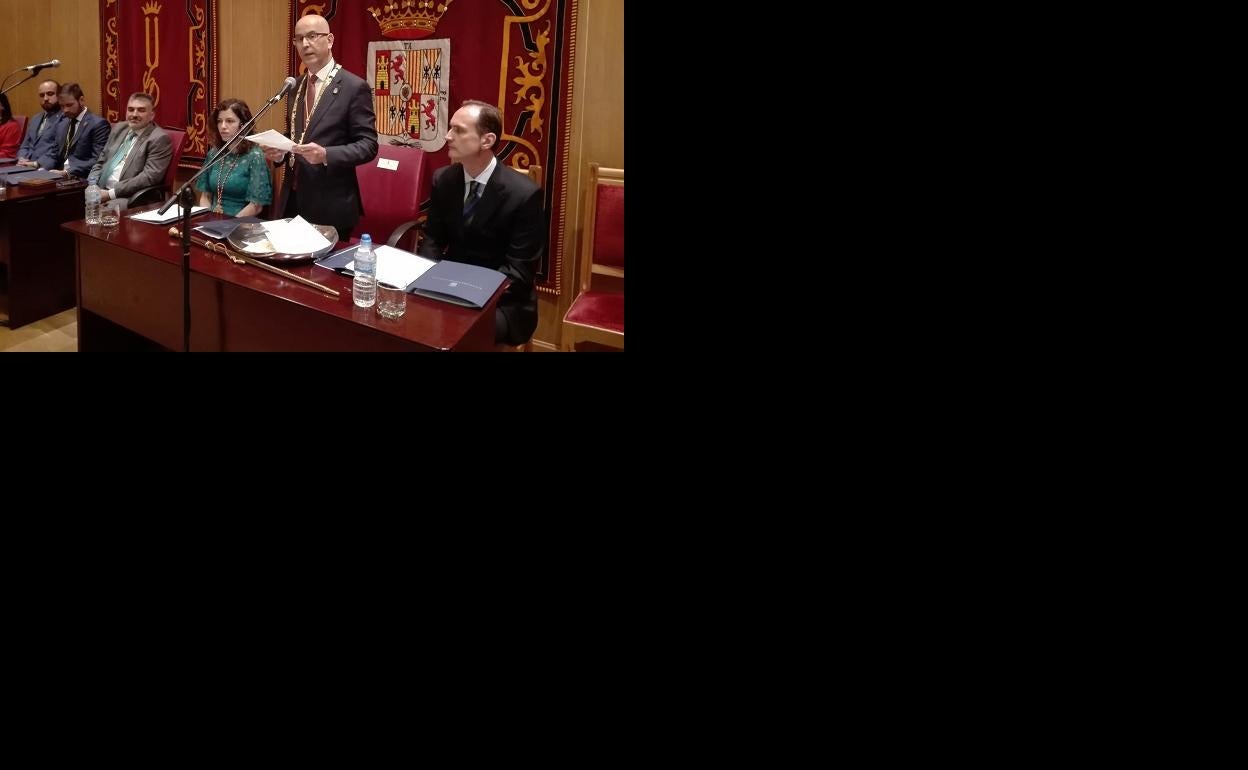 El alcalde Manuel Gil toma la palabra en el pleno. 