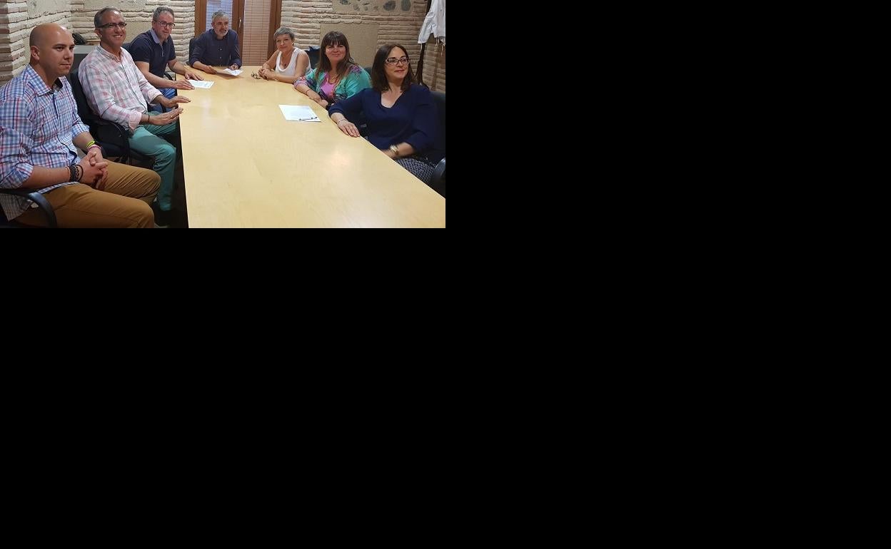 El nuevo alcalde Raúl Orellana, en el centro, tras la reunión mantenida ayer con Ganemos y UCIN. 