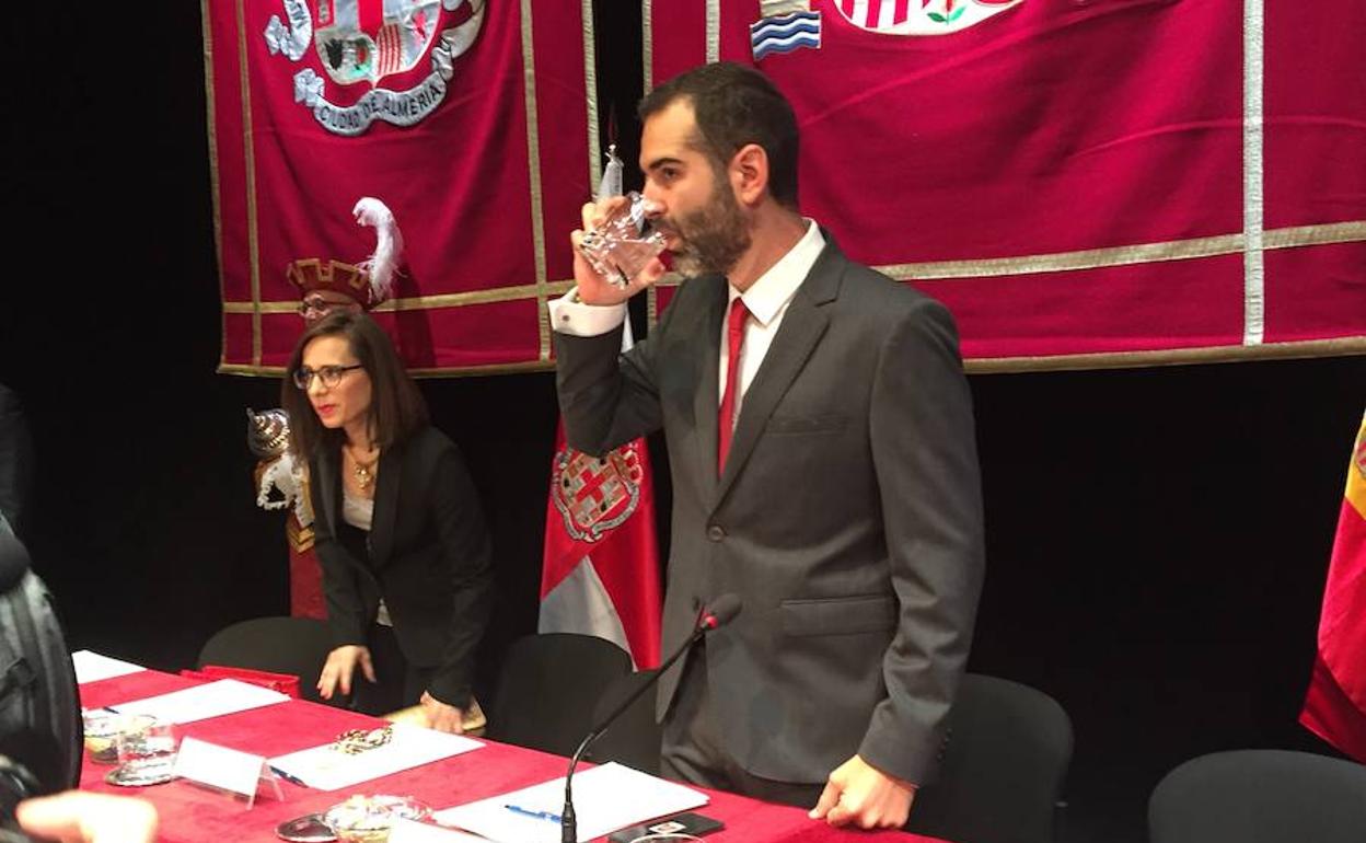 Ramón Fernández-Pacheco bebe agua antes de su discurso de investidura.