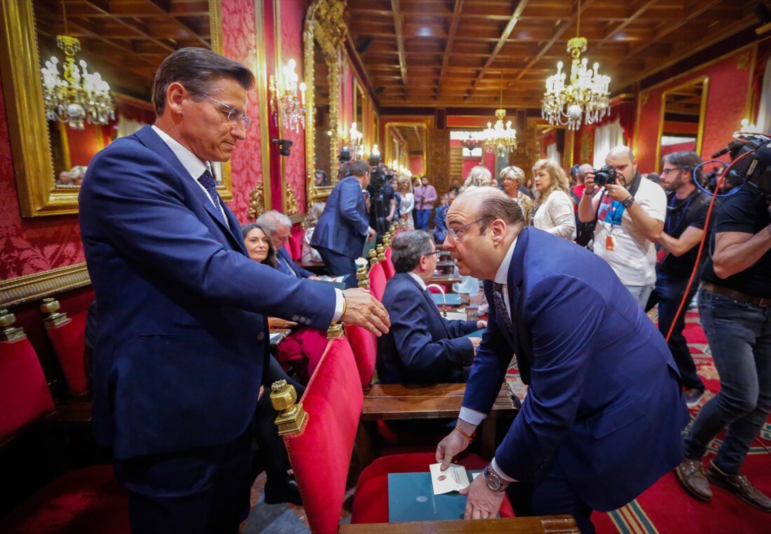 Todas las imágenes de todo lo que ha sucedido desde el salón de plenos de la Plaza el Carmen con la proclamación de Luis Salvador como alcalde