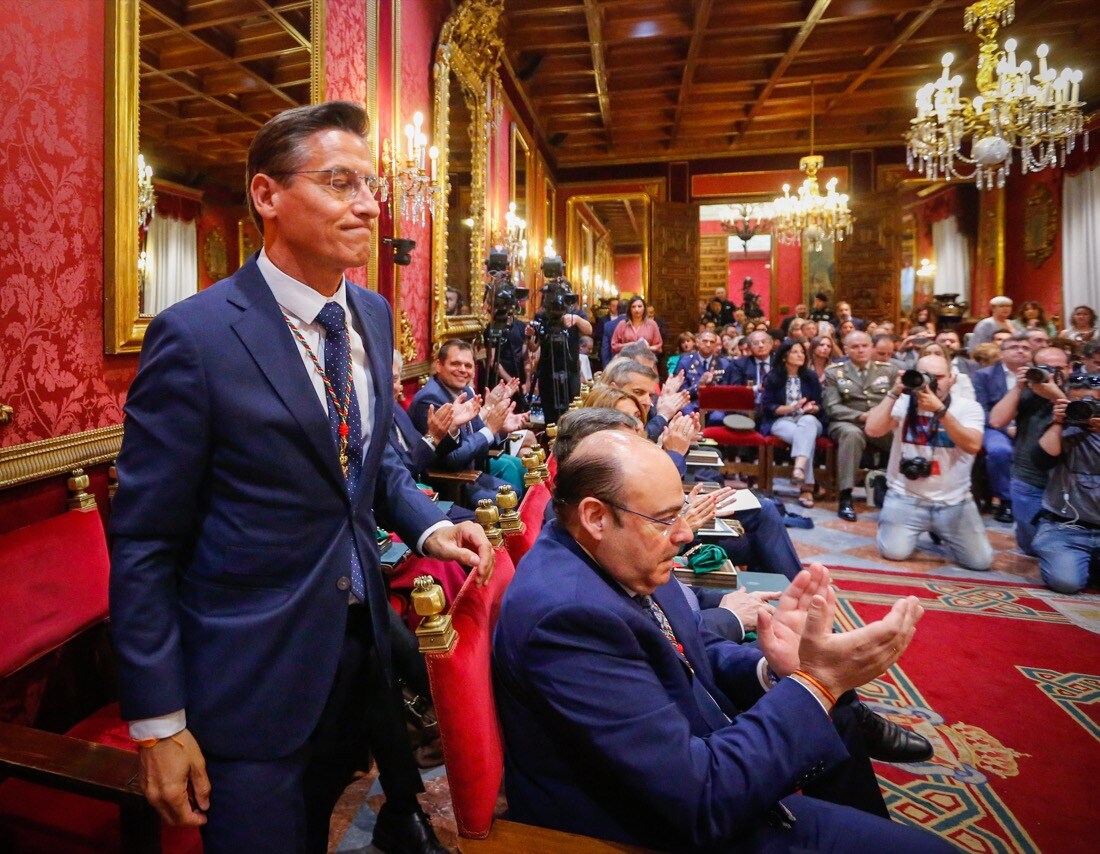 Todas las imágenes de todo lo que ha sucedido desde el salón de plenos de la Plaza el Carmen con la proclamación de Luis Salvador como alcalde