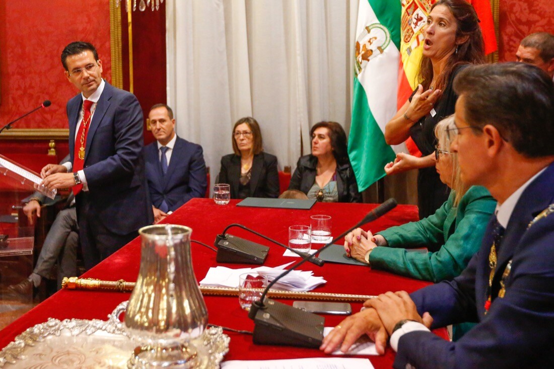 Todas las imágenes de todo lo que ha sucedido desde el salón de plenos de la Plaza el Carmen con la proclamación de Luis Salvador como alcalde