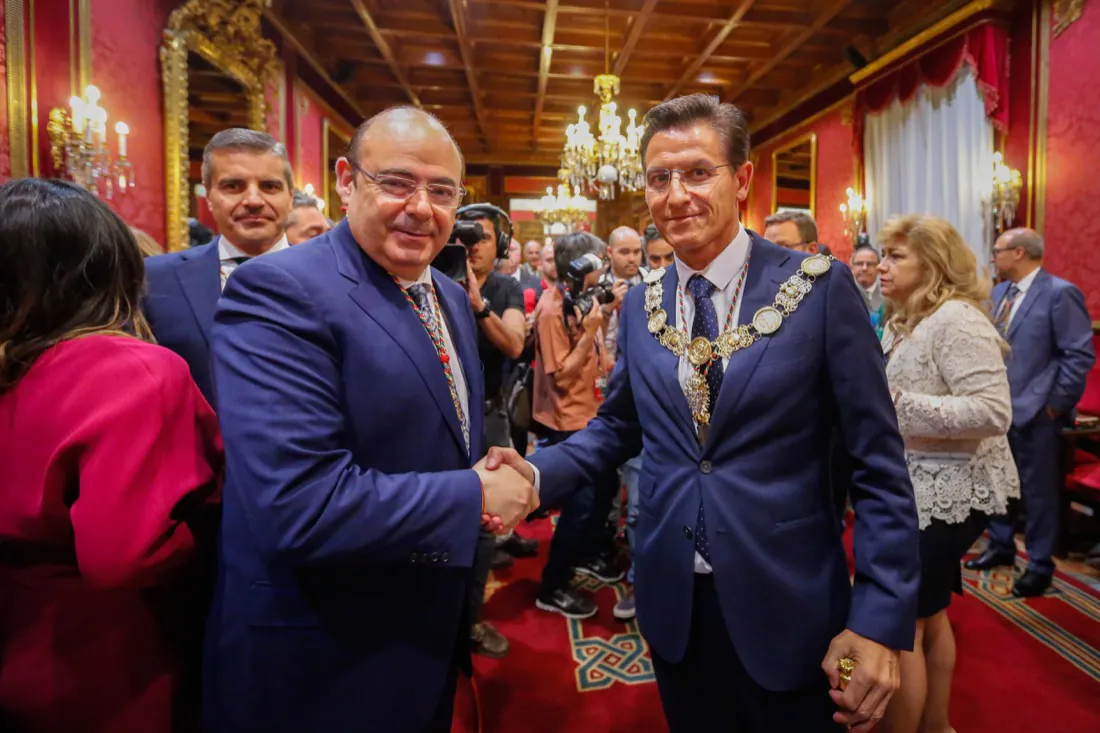 Todas las imágenes de todo lo que ha sucedido desde el salón de plenos de la Plaza el Carmen con la proclamación de Luis Salvador como alcalde