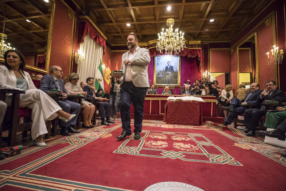 Todas las imágenes de todo lo que ha sucedido desde el salón de plenos de la Plaza el Carmen con la proclamación de Luis Salvador como alcalde