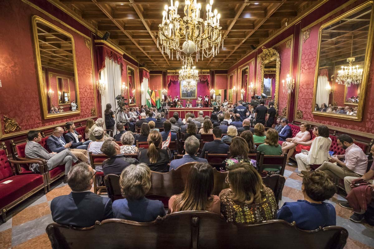 Todas las imágenes de todo lo que ha sucedido desde el salón de plenos de la Plaza el Carmen con la proclamación de Luis Salvador como alcalde