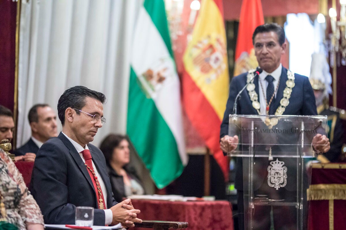 Todas las imágenes de todo lo que ha sucedido desde el salón de plenos de la Plaza el Carmen con la proclamación de Luis Salvador como alcalde