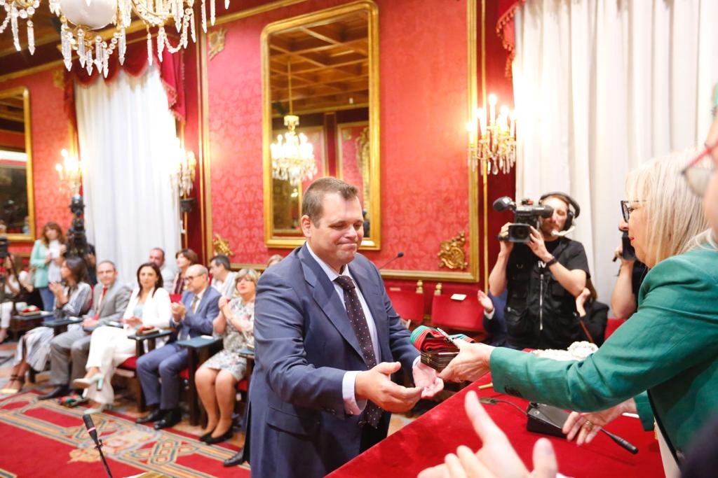 Onofre Miralles, portavoz municipal de Vox, recoge su medalla y su banda como concejal del Ayuntamiento de Granada.