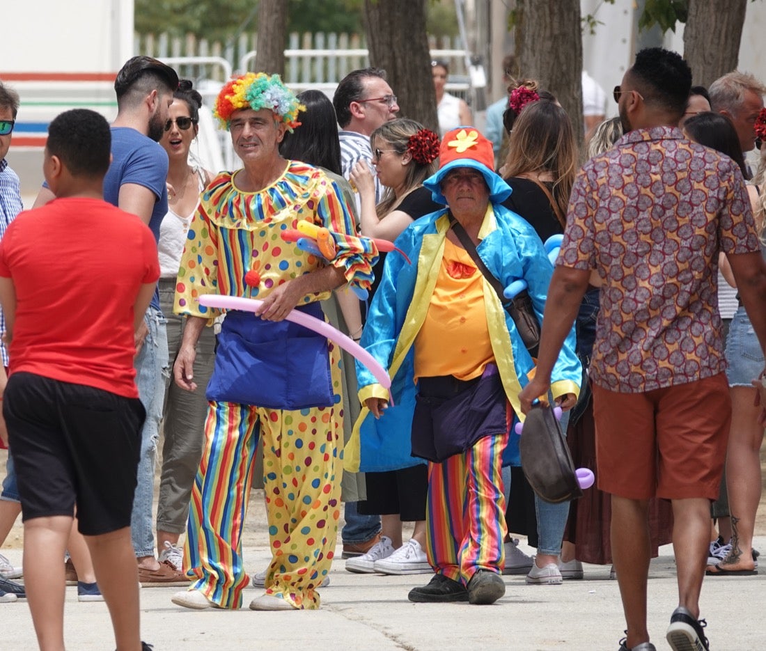 Enganches, música a todo trapo, columpios a medio gasy sin apenas chiquillería en una jornada dominguera en laque los granadinos prefieren asueto fuera de Almanjáyar