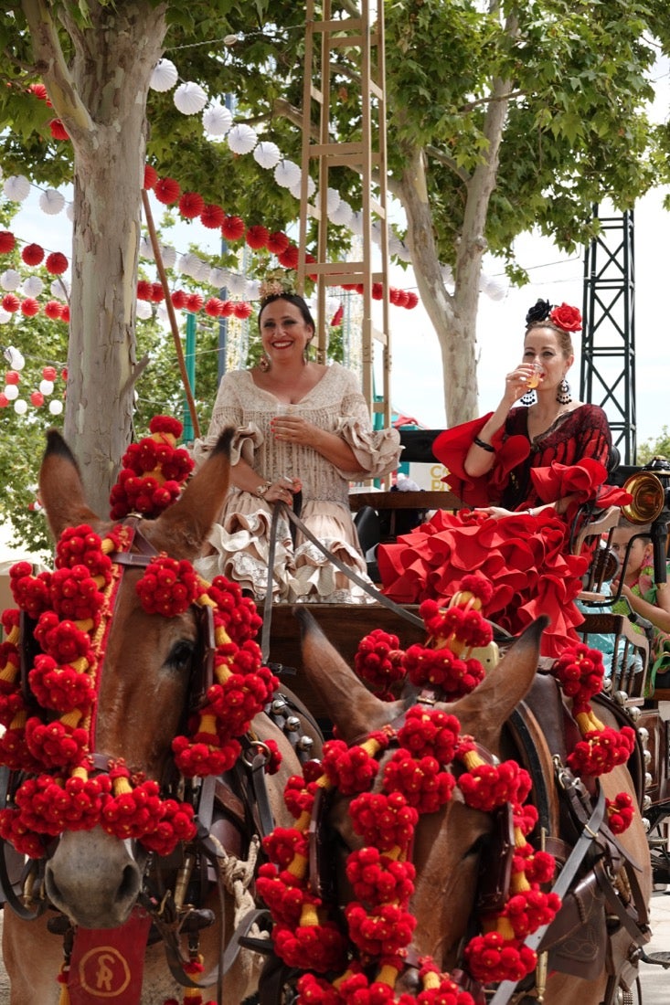 Enganches, música a todo trapo, columpios a medio gasy sin apenas chiquillería en una jornada dominguera en laque los granadinos prefieren asueto fuera de Almanjáyar