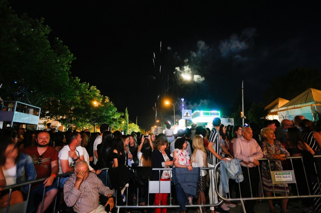 La primera noche de feria transcurrió con gran animación en las casetas, que se llenaron des público tras el encendido de la portada del recinto Con el encendido del alumbrado, música y bailes regionales Granada iniciaba anoche su feria del Corpus