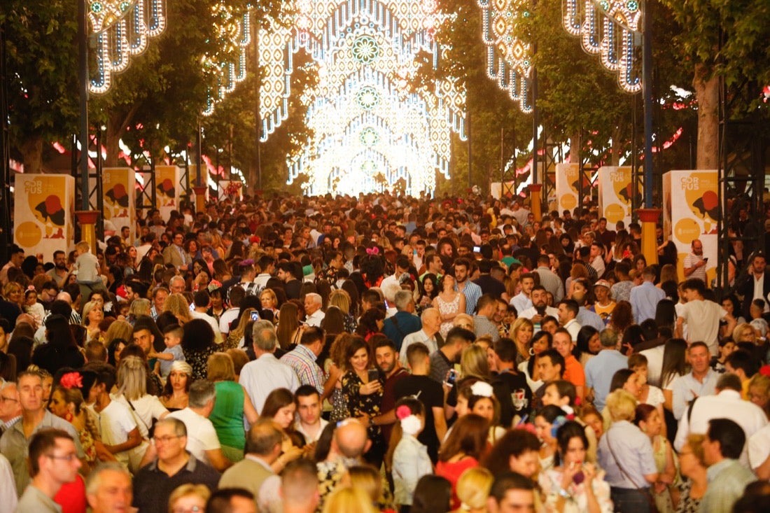 La primera noche de feria transcurrió con gran animación en las casetas, que se llenaron des público tras el encendido de la portada del recinto Con el encendido del alumbrado, música y bailes regionales Granada iniciaba anoche su feria del Corpus