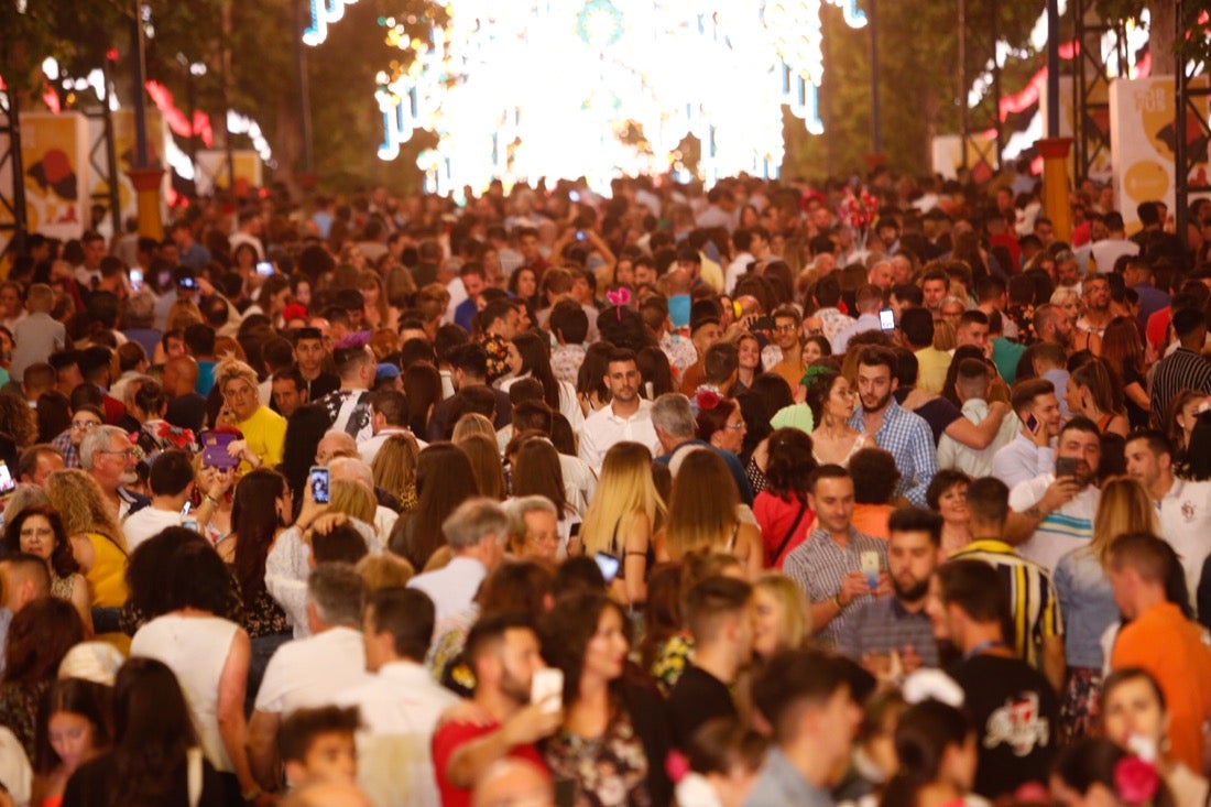 La primera noche de feria transcurrió con gran animación en las casetas, que se llenaron des público tras el encendido de la portada del recinto Con el encendido del alumbrado, música y bailes regionales Granada iniciaba anoche su feria del Corpus