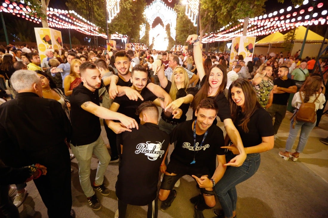 La primera noche de feria transcurrió con gran animación en las casetas, que se llenaron des público tras el encendido de la portada del recinto Con el encendido del alumbrado, música y bailes regionales Granada iniciaba anoche su feria del Corpus