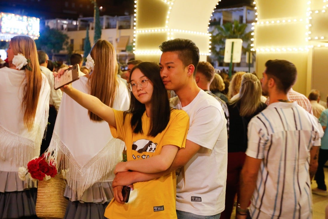 La primera noche de feria transcurrió con gran animación en las casetas, que se llenaron des público tras el encendido de la portada del recinto Con el encendido del alumbrado, música y bailes regionales Granada iniciaba anoche su feria del Corpus