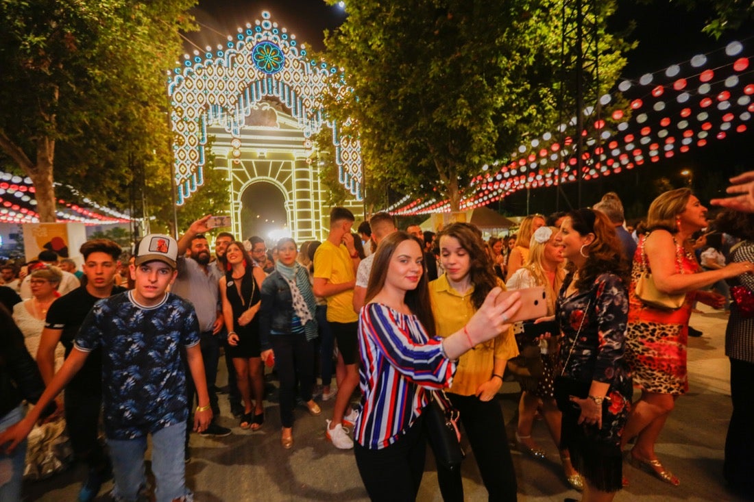 La primera noche de feria transcurrió con gran animación en las casetas, que se llenaron des público tras el encendido de la portada del recinto Con el encendido del alumbrado, música y bailes regionales Granada iniciaba anoche su feria del Corpus