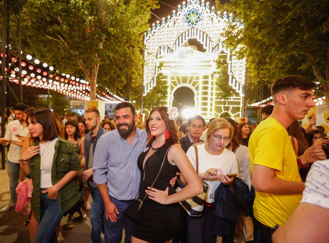 La primera noche de feria transcurrió con gran animación en las casetas, que se llenaron des público tras el encendido de la portada del recinto Con el encendido del alumbrado, música y bailes regionales Granada iniciaba anoche su feria del Corpus