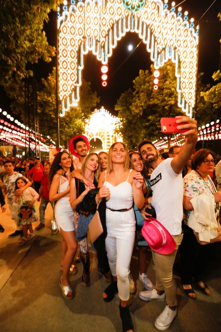 La primera noche de feria transcurrió con gran animación en las casetas, que se llenaron des público tras el encendido de la portada del recinto Con el encendido del alumbrado, música y bailes regionales Granada iniciaba anoche su feria del Corpus