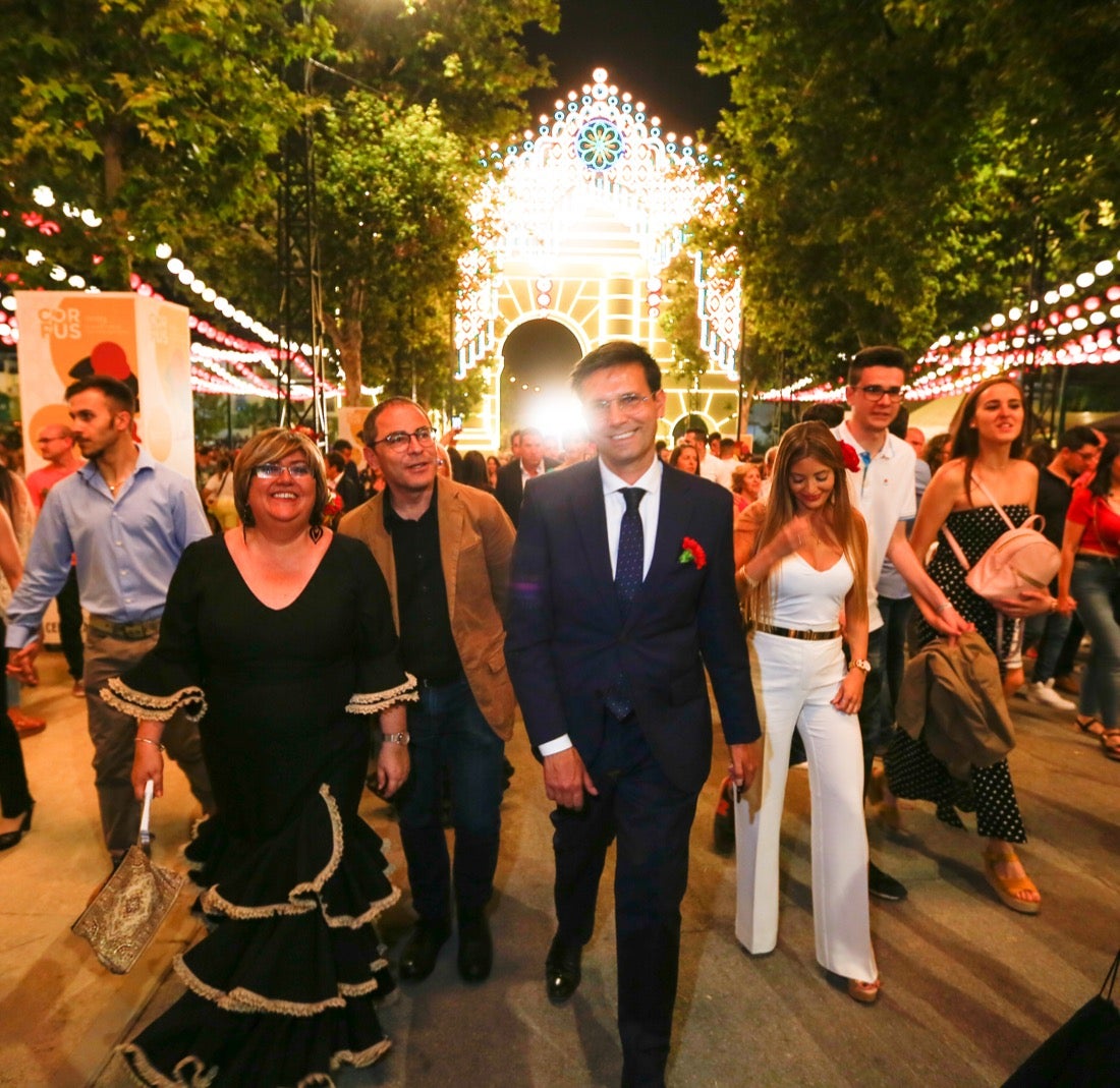 La primera noche de feria transcurrió con gran animación en las casetas, que se llenaron des público tras el encendido de la portada del recinto Con el encendido del alumbrado, música y bailes regionales Granada iniciaba anoche su feria del Corpus