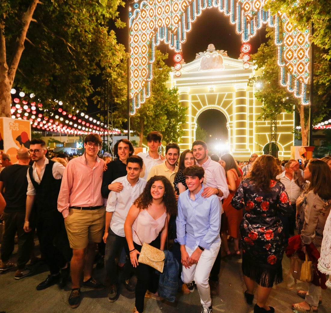 La primera noche de feria transcurrió con gran animación en las casetas, que se llenaron des público tras el encendido de la portada del recinto Con el encendido del alumbrado, música y bailes regionales Granada iniciaba anoche su feria del Corpus