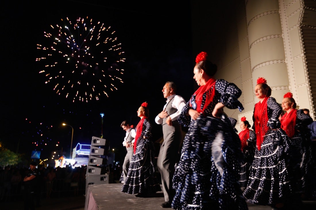 La primera noche de feria transcurrió con gran animación en las casetas, que se llenaron des público tras el encendido de la portada del recinto Con el encendido del alumbrado, música y bailes regionales Granada iniciaba anoche su feria del Corpus