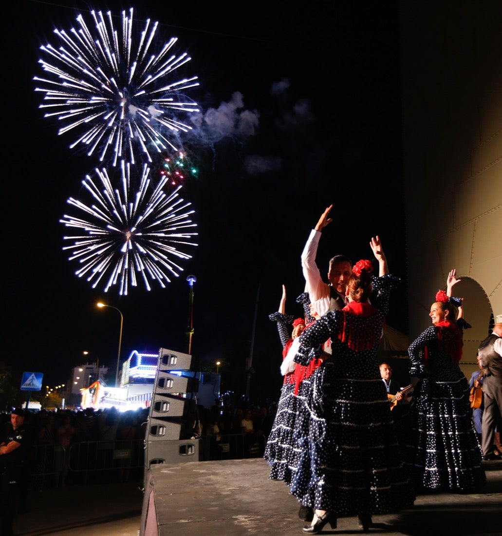 La primera noche de feria transcurrió con gran animación en las casetas, que se llenaron des público tras el encendido de la portada del recinto Con el encendido del alumbrado, música y bailes regionales Granada iniciaba anoche su feria del Corpus