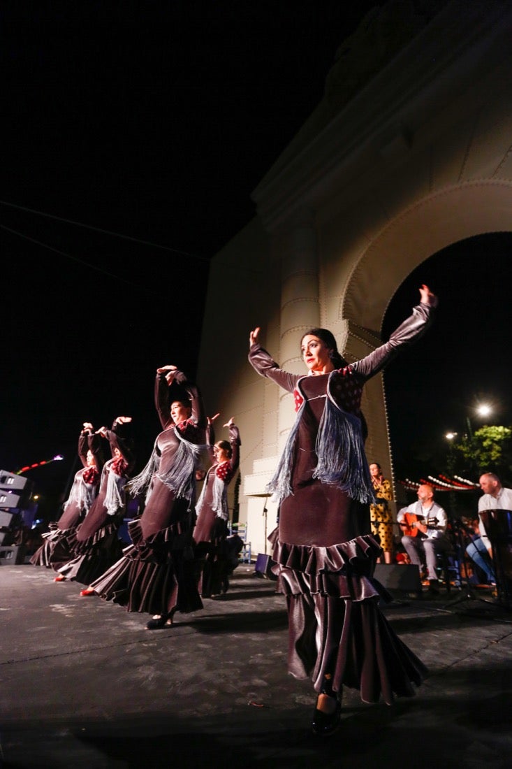 La primera noche de feria transcurrió con gran animación en las casetas, que se llenaron des público tras el encendido de la portada del recinto Con el encendido del alumbrado, música y bailes regionales Granada iniciaba anoche su feria del Corpus