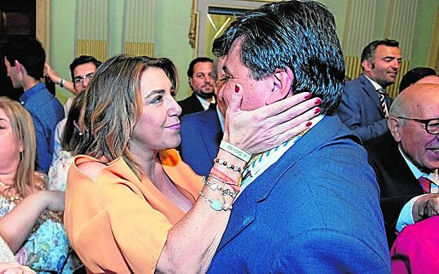 Susana Díaz felicita a Gabriel Cruz, alcalde de Huelva.