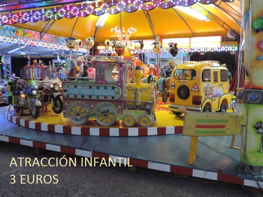 Esto es lo que cuesta subirte a los columpios que hay en el Recinto Ferial de Almanjáyar este 2019