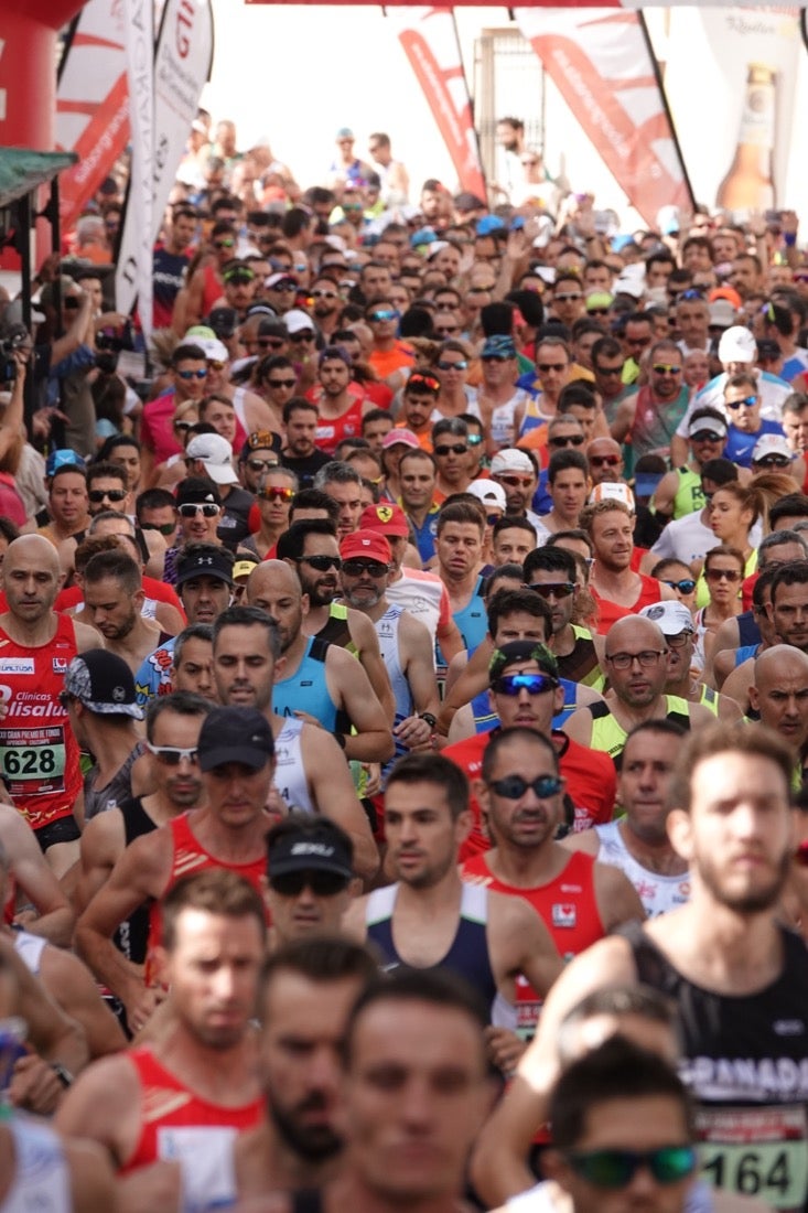 Los vecinos de Dúrcal se han volcado con los corredores apostados en las curvas y rectas que traza el recorrido por la localidad y desde las terrazas de la Plaza del Ayuntamiento