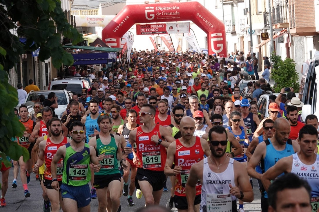 Los vecinos de Dúrcal se han volcado con los corredores apostados en las curvas y rectas que traza el recorrido por la localidad y desde las terrazas de la Plaza del Ayuntamiento