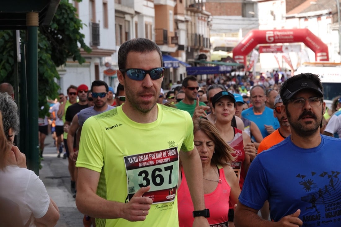 Los vecinos de Dúrcal se han volcado con los corredores apostados en las curvas y rectas que traza el recorrido por la localidad y desde las terrazas de la Plaza del Ayuntamiento