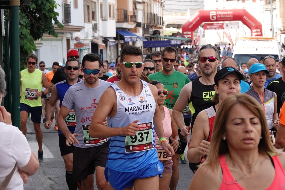 Los vecinos de Dúrcal se han volcado con los corredores apostados en las curvas y rectas que traza el recorrido por la localidad y desde las terrazas de la Plaza del Ayuntamiento