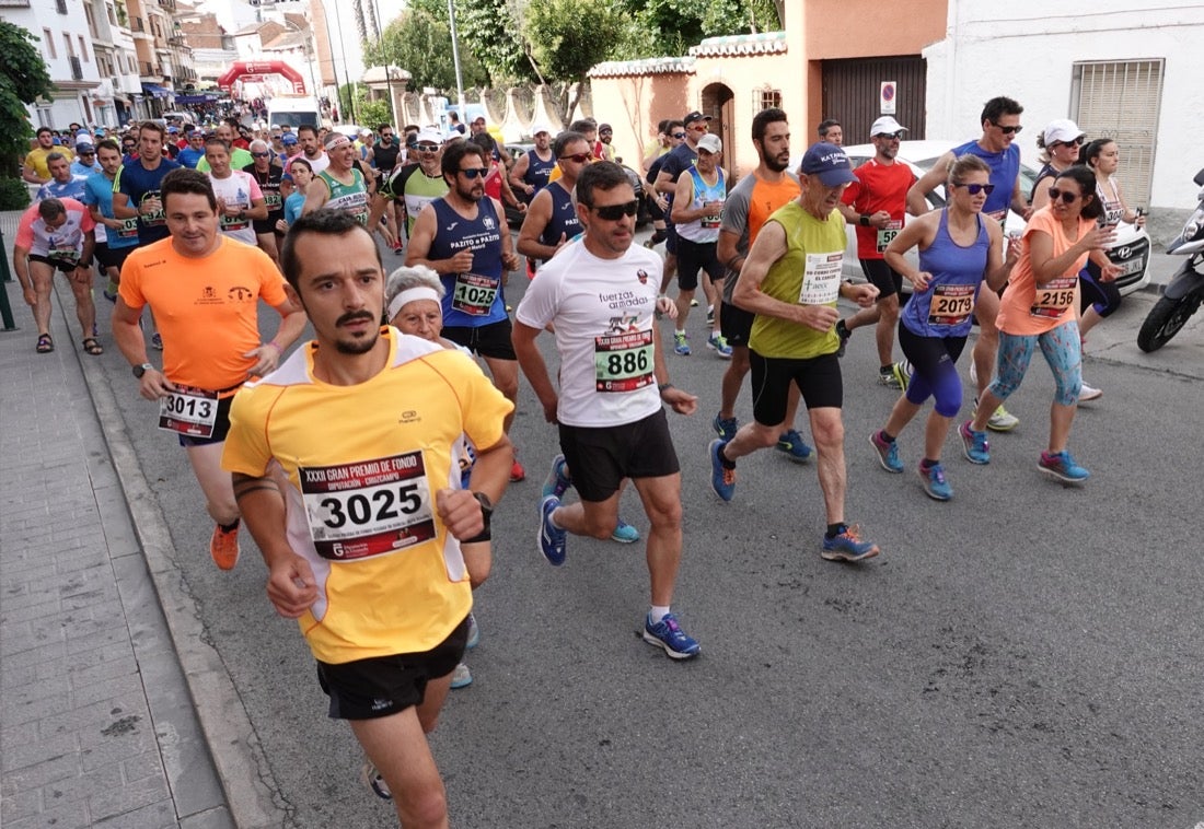 Los vecinos de Dúrcal se han volcado con los corredores apostados en las curvas y rectas que traza el recorrido por la localidad y desde las terrazas de la Plaza del Ayuntamiento