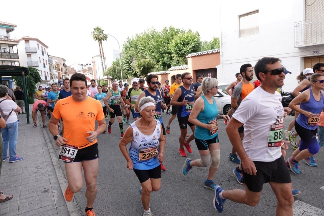 Los vecinos de Dúrcal se han volcado con los corredores apostados en las curvas y rectas que traza el recorrido por la localidad y desde las terrazas de la Plaza del Ayuntamiento