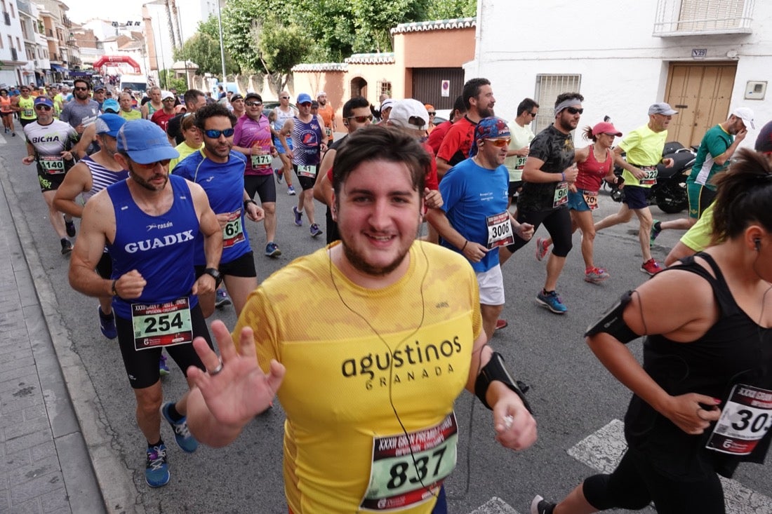 Los vecinos de Dúrcal se han volcado con los corredores apostados en las curvas y rectas que traza el recorrido por la localidad y desde las terrazas de la Plaza del Ayuntamiento