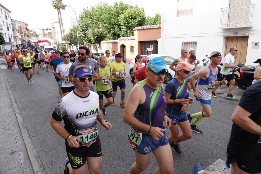 Los vecinos de Dúrcal se han volcado con los corredores apostados en las curvas y rectas que traza el recorrido por la localidad y desde las terrazas de la Plaza del Ayuntamiento