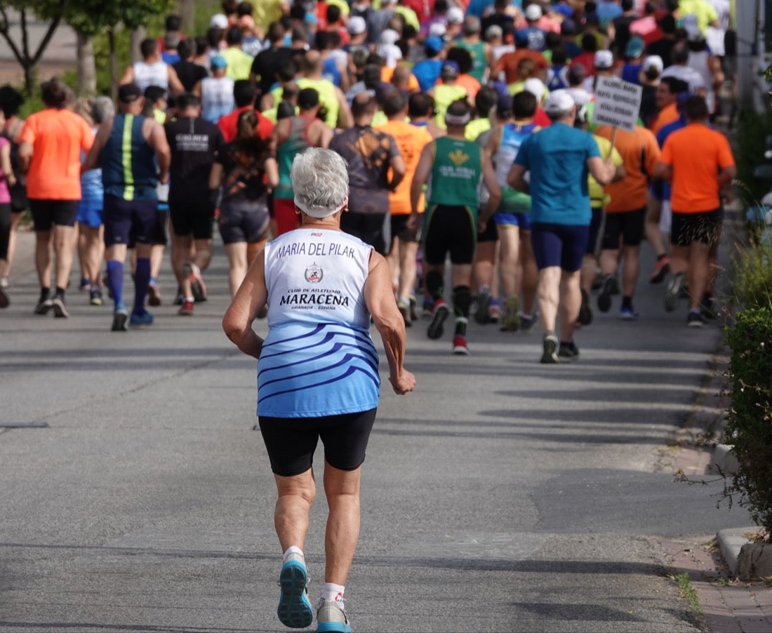 Los vecinos de Dúrcal se han volcado con los corredores apostados en las curvas y rectas que traza el recorrido por la localidad y desde las terrazas de la Plaza del Ayuntamiento