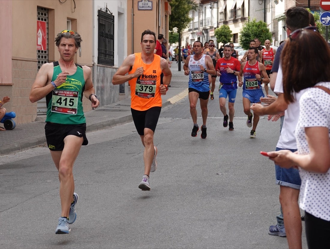 Los vecinos de Dúrcal se han volcado con los corredores apostados en las curvas y rectas que traza el recorrido por la localidad y desde las terrazas de la Plaza del Ayuntamiento