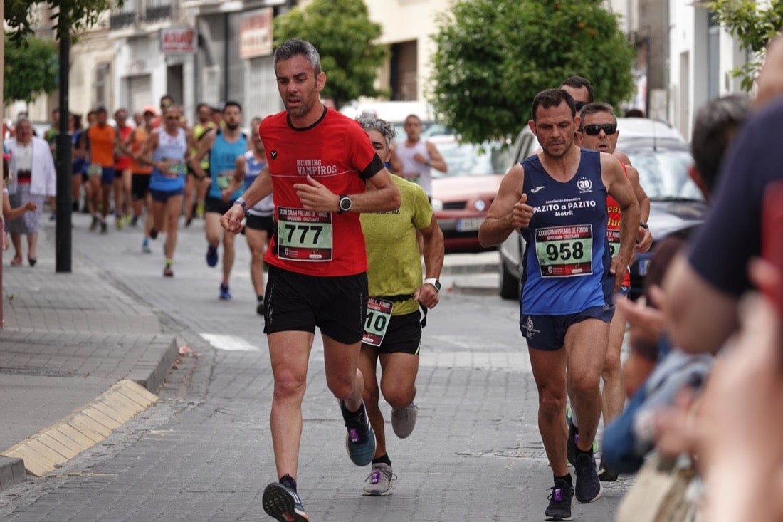 Los vecinos de Dúrcal se han volcado con los corredores apostados en las curvas y rectas que traza el recorrido por la localidad y desde las terrazas de la Plaza del Ayuntamiento
