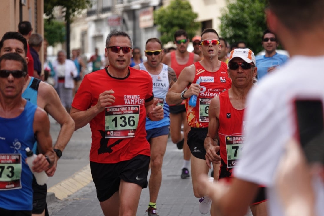 Los vecinos de Dúrcal se han volcado con los corredores apostados en las curvas y rectas que traza el recorrido por la localidad y desde las terrazas de la Plaza del Ayuntamiento