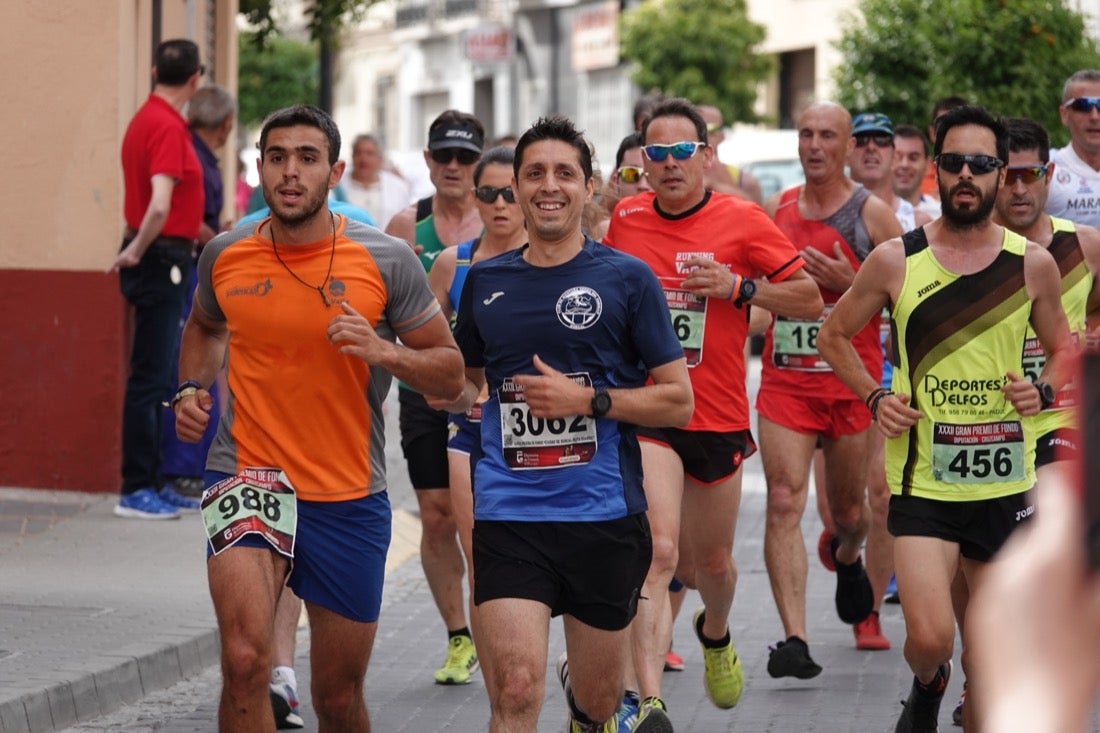 Los vecinos de Dúrcal se han volcado con los corredores apostados en las curvas y rectas que traza el recorrido por la localidad y desde las terrazas de la Plaza del Ayuntamiento