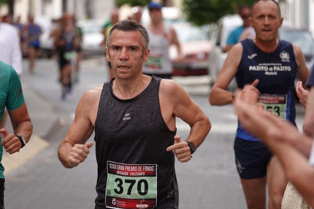 Los vecinos de Dúrcal se han volcado con los corredores apostados en las curvas y rectas que traza el recorrido por la localidad y desde las terrazas de la Plaza del Ayuntamiento