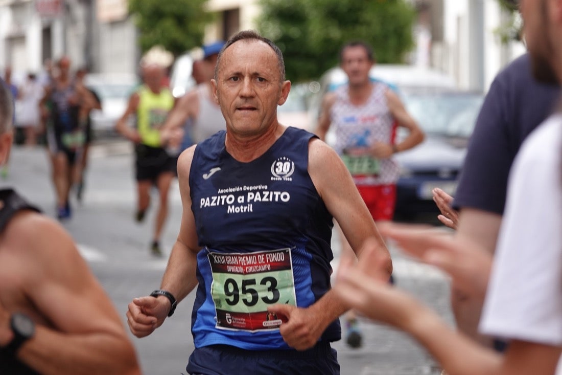 Los vecinos de Dúrcal se han volcado con los corredores apostados en las curvas y rectas que traza el recorrido por la localidad y desde las terrazas de la Plaza del Ayuntamiento